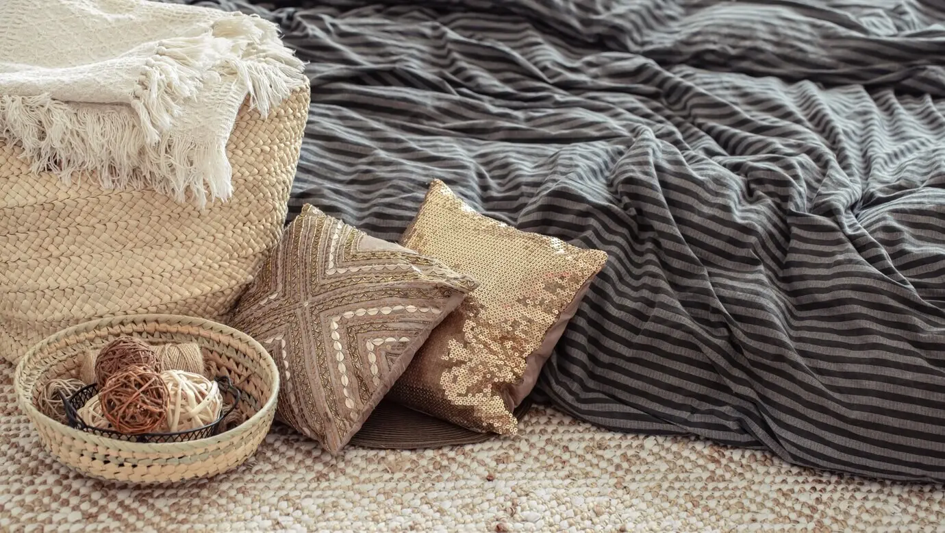 Dekorative Gegenstände im Innenraum eines gemütlichen Zuhauses.